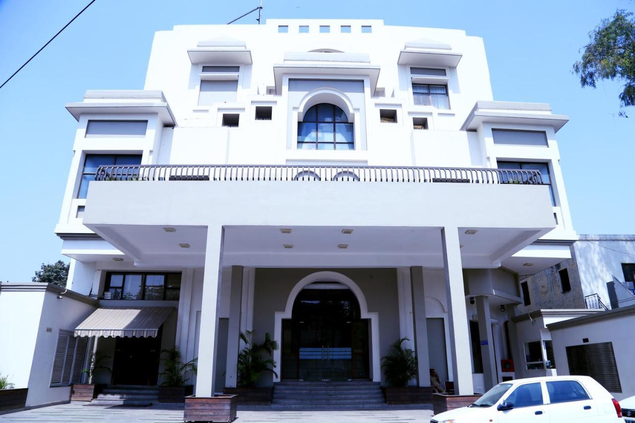 Hotel Rajmahal 모라다바드 외부 사진